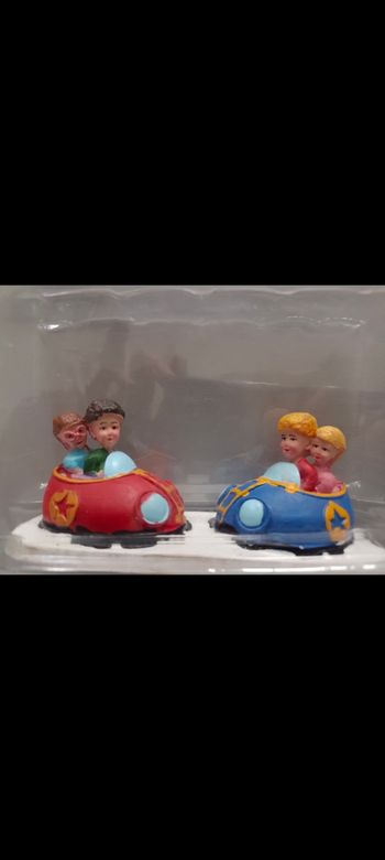 Figurines pour village de Noël - enfants voitures auto-tamponneuses