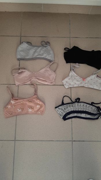 Lot  6 brassieres enfants