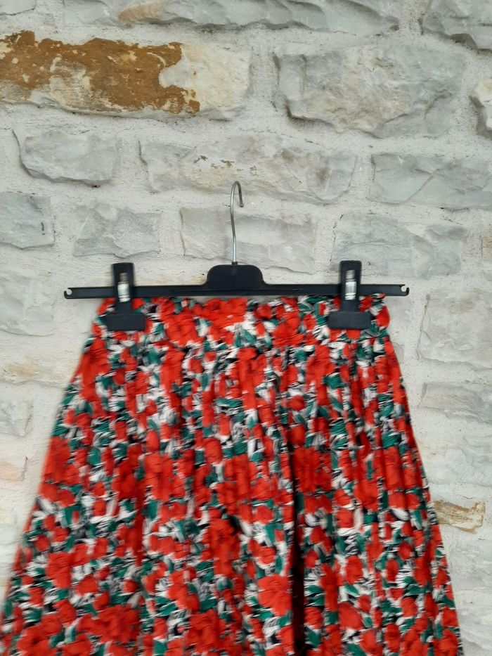Jupe fleurie rouge "Shein" taille M (38) en très bon etat - photo numéro 2