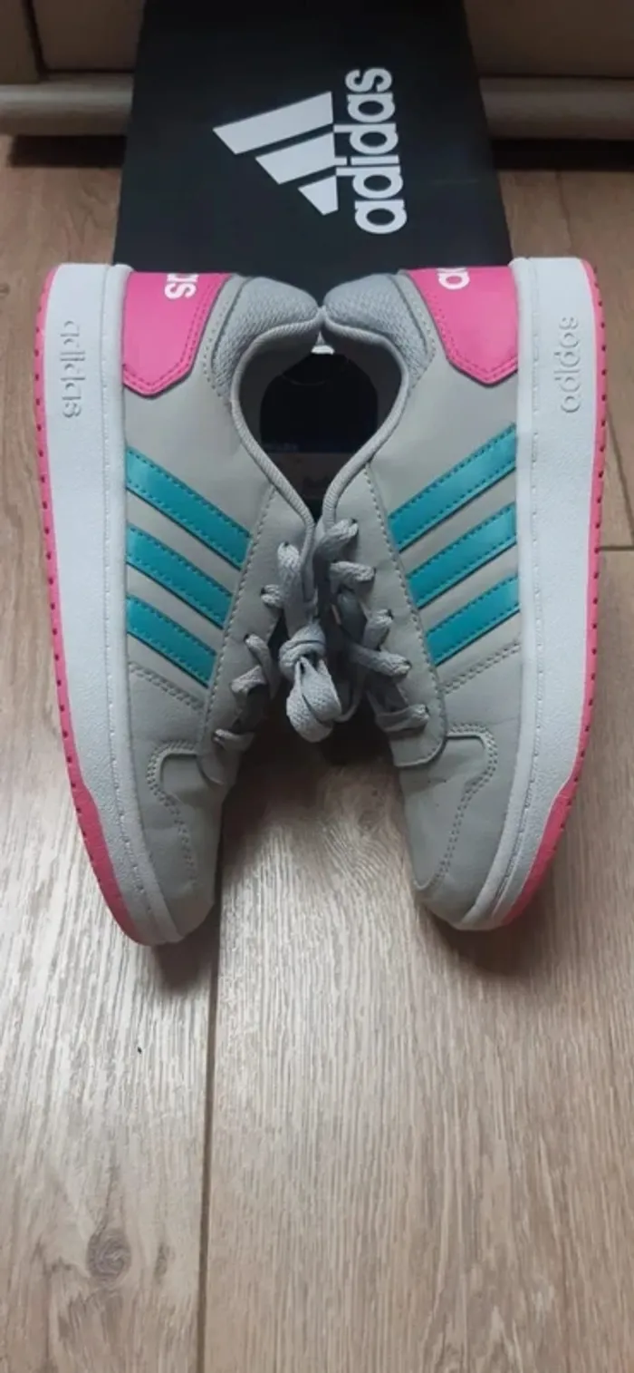 Chaussures baskets adidas "hoops" pointure 35 état neuves - photo numéro 4