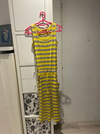 Robe jaune à rayures grises