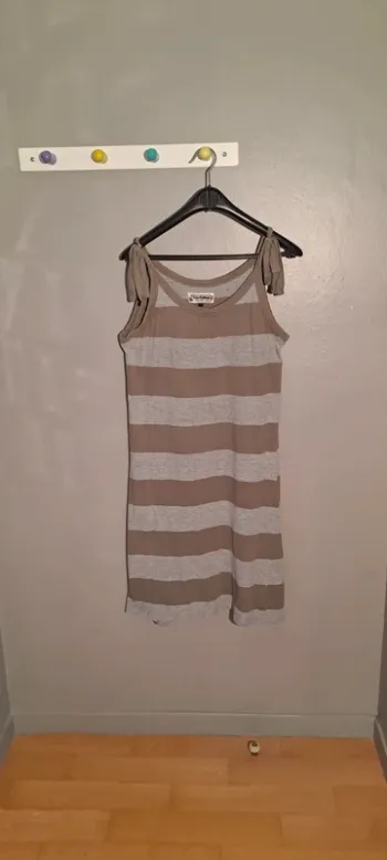 Robe printemps/été rayée kaki et gris - Marque Léa Fashion - Taille 40 - Bon état général.