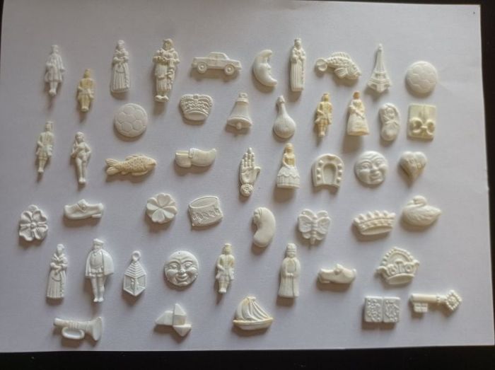 Lot de 40 fèves blanches en plastique - Anciennes