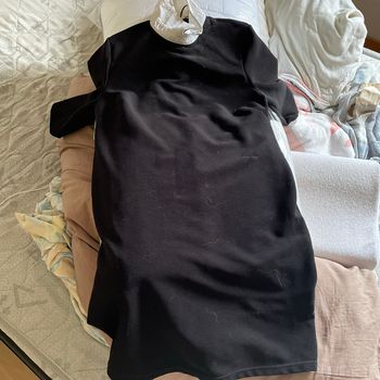 Vends robe noir avec col blanc