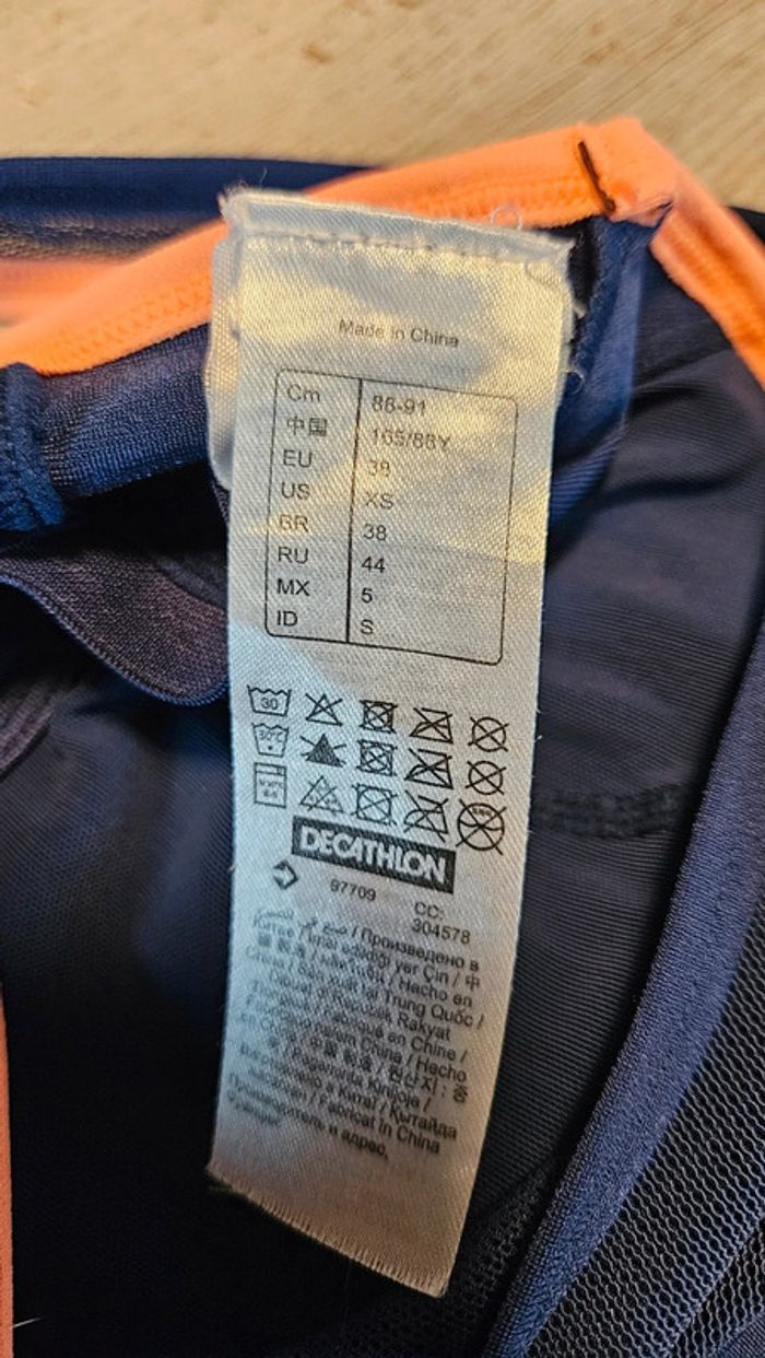 Maillot de bain 1 piéce femme bleu foncé, bord orangé, taille 38, peu mis - photo numéro 6