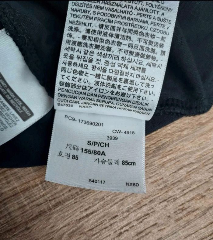 Tee shirt Levi's femme noir et rouge Taille S - photo numéro 8