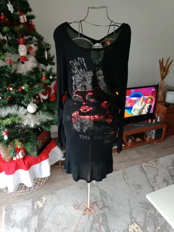Robe noire à motifs caporal