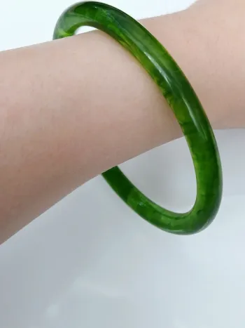 Bracelet jonc rigide vert effet marbré – style élégant minimaliste