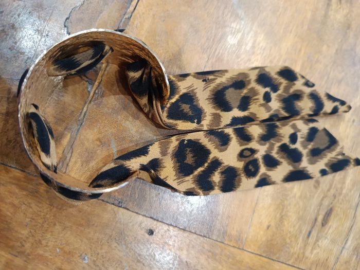 Bracelet original métal plissé et tissu imprimé léopard tendance - photo numéro 2