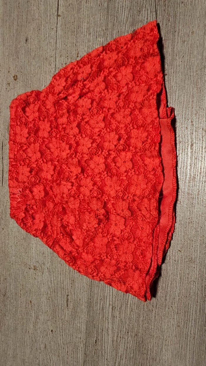 Jupe courte rouge en dentelle doublée, taille 4/5 ans - photo numéro 2
