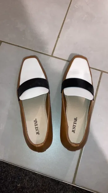mocassin