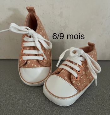 Jolies petites chaussures printanières à lacets pointure 6/9 mois neuves