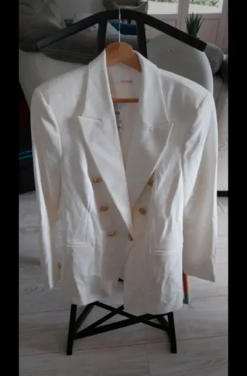 Magnifique blazer neuf jamais porté encore avec étiquette. Blanc avec boutons dorés. Camaïeu