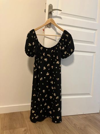 Robe noire avec des fleurs