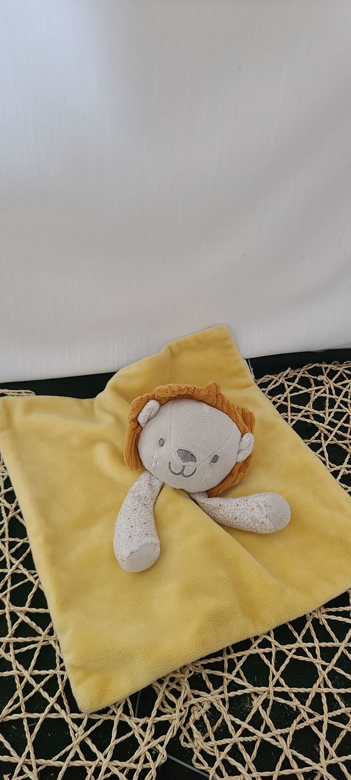 Lion OKAÏDI OBAÏBI doudou plat jaune - photo numéro 3