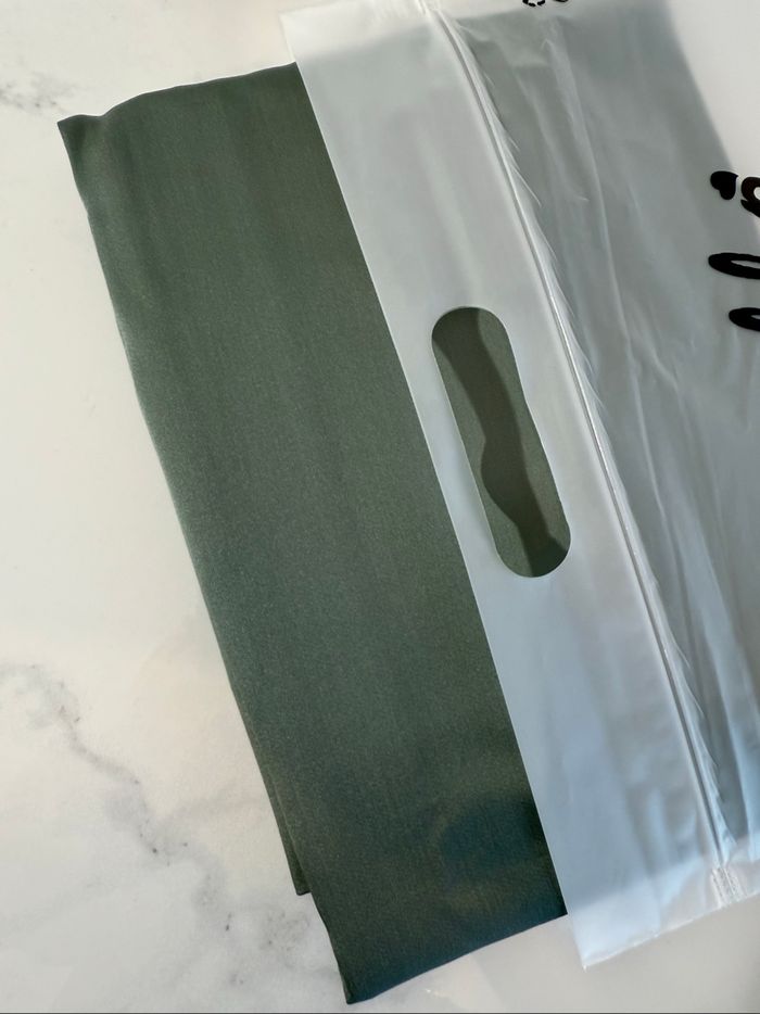 Taie d'oreiller soie de mûrier vert foncé Neuve 19momme - photo numéro 3