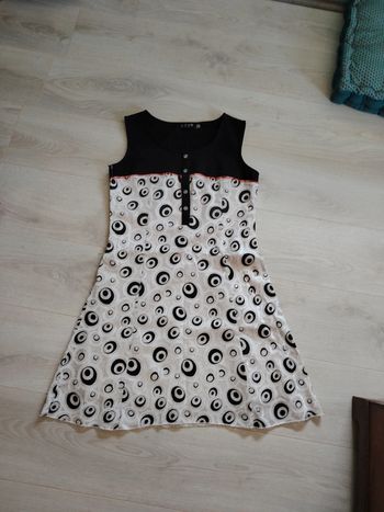Robe manches courtes. Taille 1