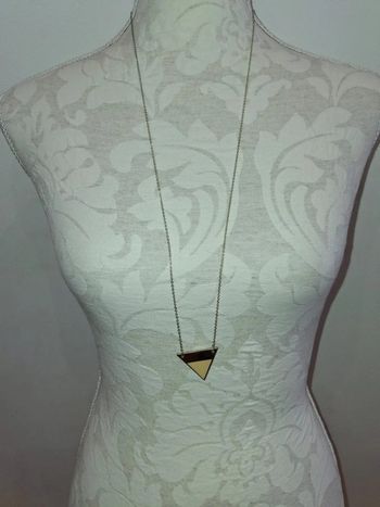 Collier triangle beige blanc crème dorée vintage