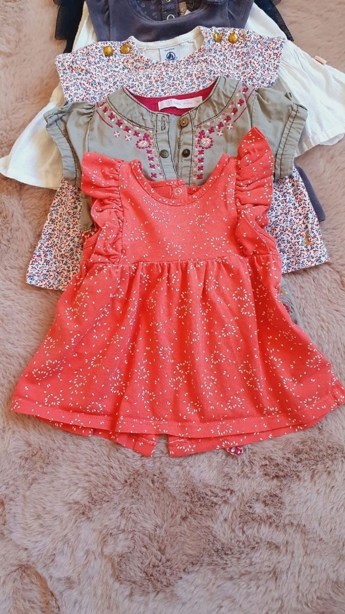 Robe bébé 3 mois ⚠️ Prix pour 1 robe 
2,50 € la robe 
25 € le lot de 12 robes + chapeau 

Sublimes robe pour bébé fille 
Très bon état 
Styles différents, été, col claudine, bretelles, petites manches, longue... 
Marques diverses : 3 pommes, petit bateau, - photo numéro 6