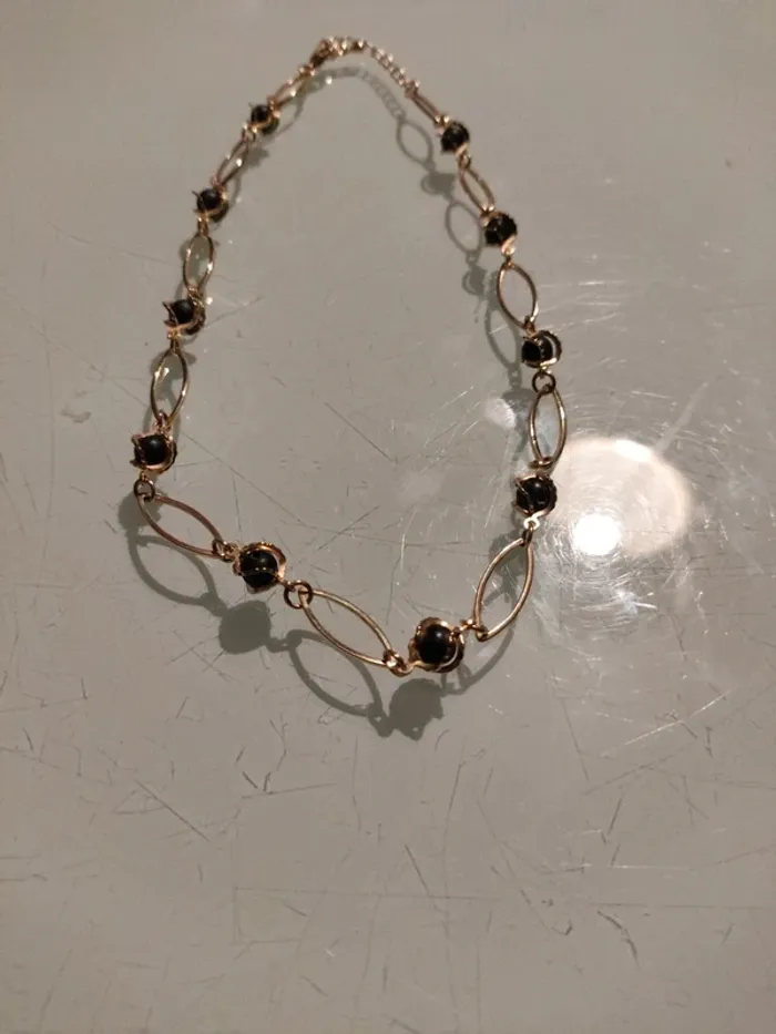 Collier doré avec maillons ovales et perles noires - photo numéro 2