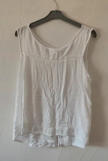 Superbe débardeur blanc avec broderies influx taille 38
