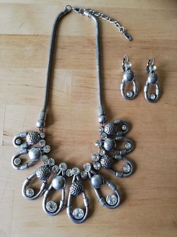 Parure collier et boucles d'oreilles argenté et strass