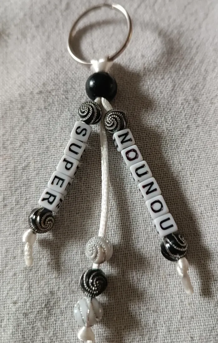 Porte clefs super nounou noir et blanc