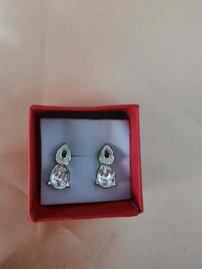 Boucles d'oreilles. Argentées. Zirconium. - photo numéro 3