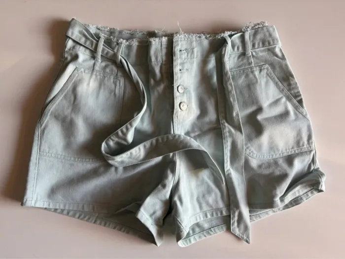 Short bleu clair en jean.