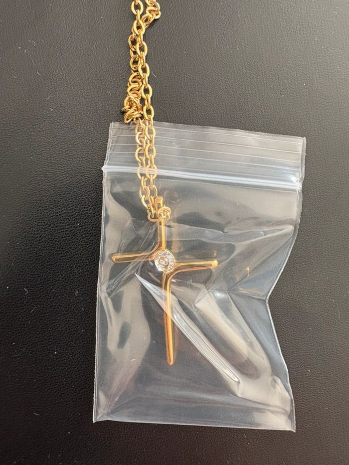 Collier doré croix chrétienne – Neuf – Élégant et discret