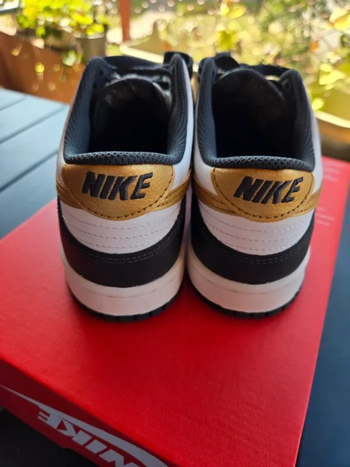 Nike dunk low taille 38,5 neuves blanc noir doré - photo numéro 6