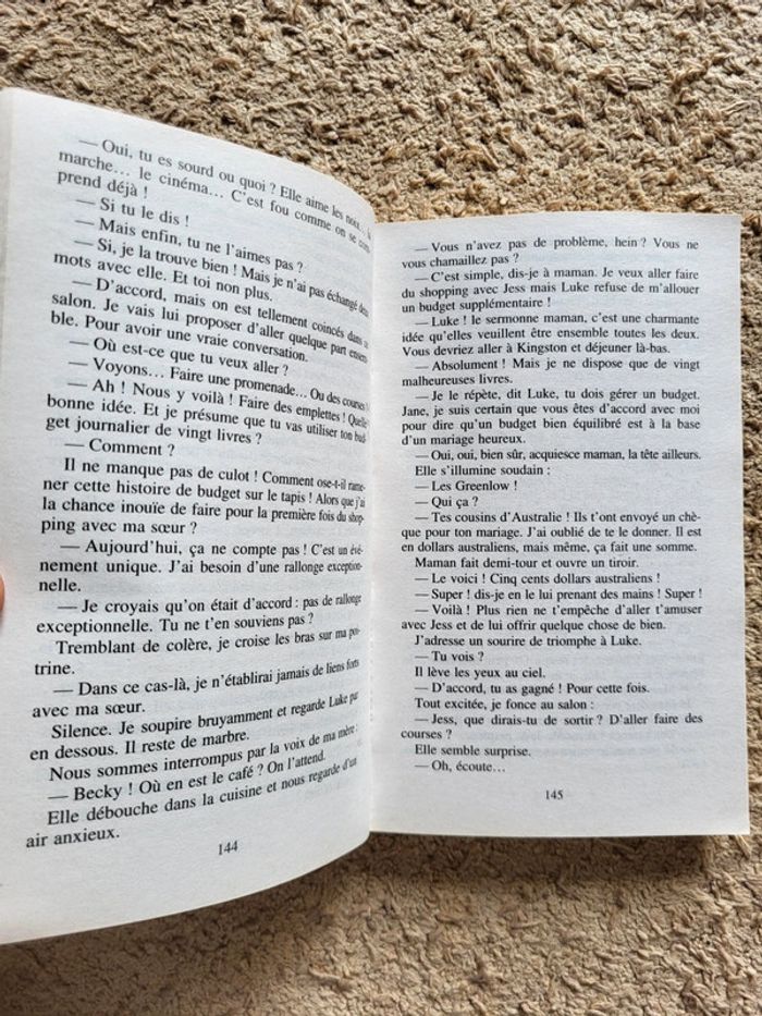 Lot de 2 romans de Sophie Kinsella : L'accro du shopping a une sœur et Samantha bonne à rien faire - photo numéro 8