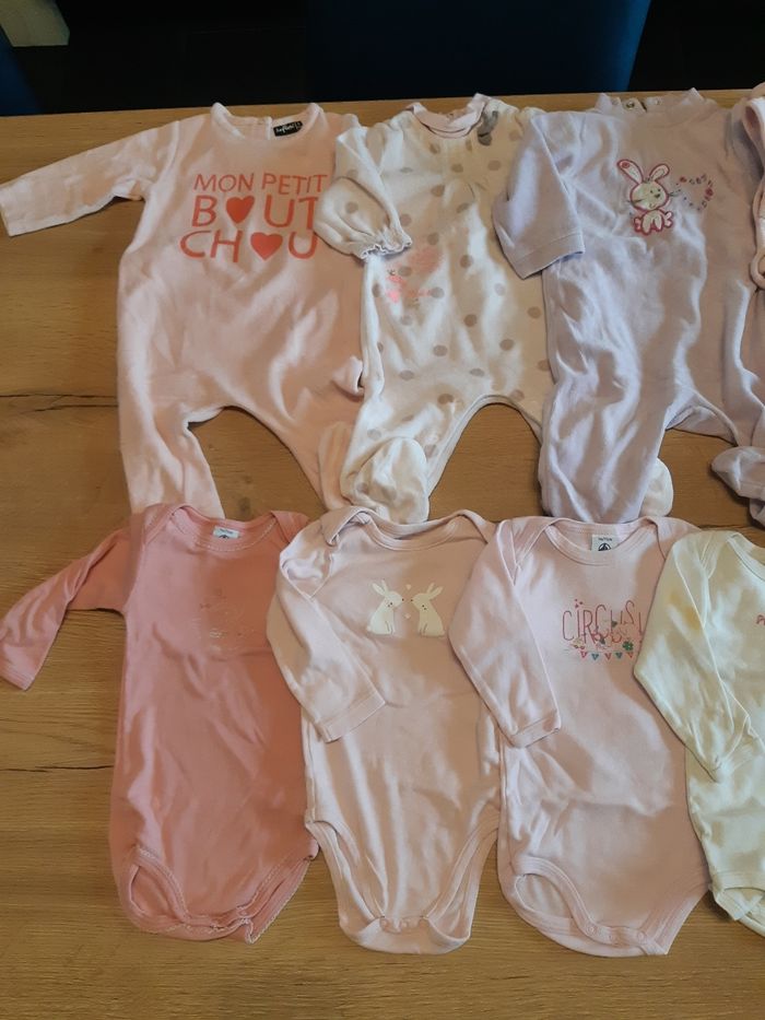 Lot pyjamas et bodies 9 mois - photo numéro 2