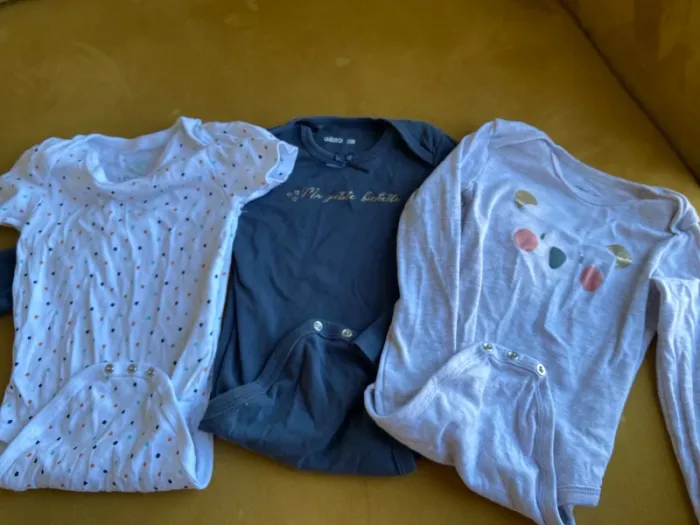 Lot bodies manche courtes et longues taille 36 mois