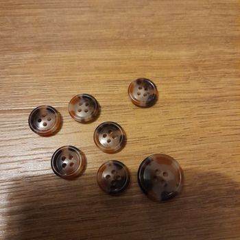 Lot de 7 boutons vintage identiques dégradé marron