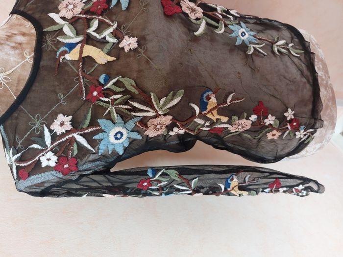 Top manches longues Zara résille noir broderies fleurs & oiseaux taille 36-38 - photo numéro 2