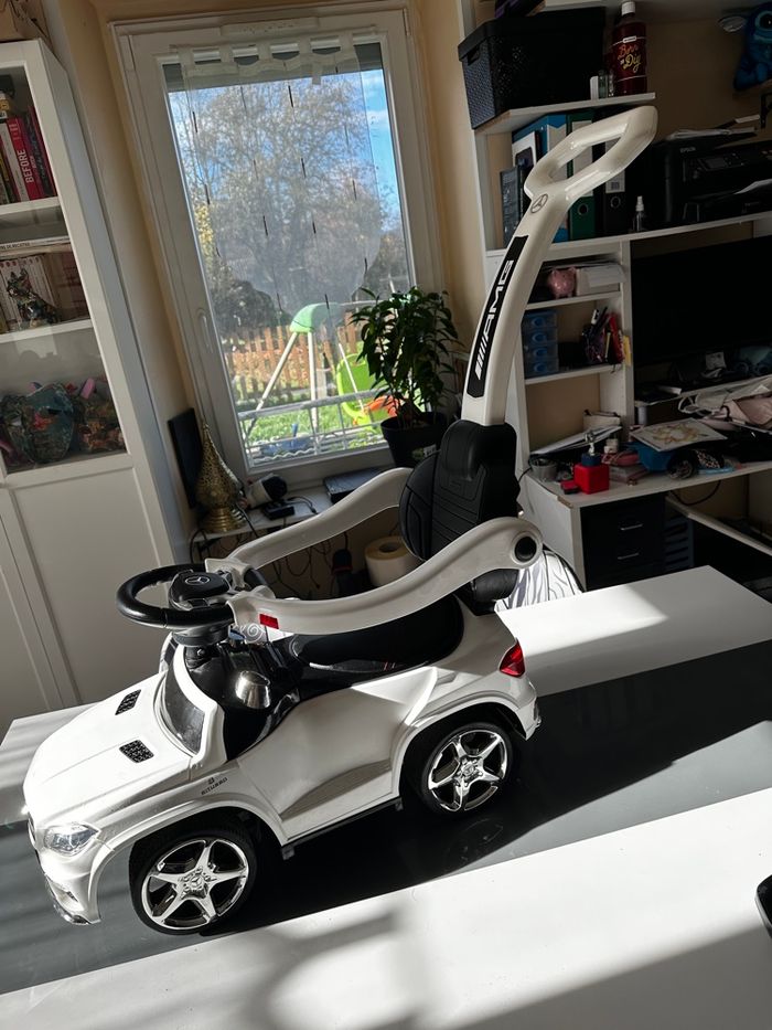 Voiture Mercedes blanche porteur et à pousser - photo numéro 4