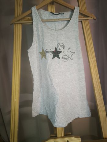 Haut pyjama avec étoiles.