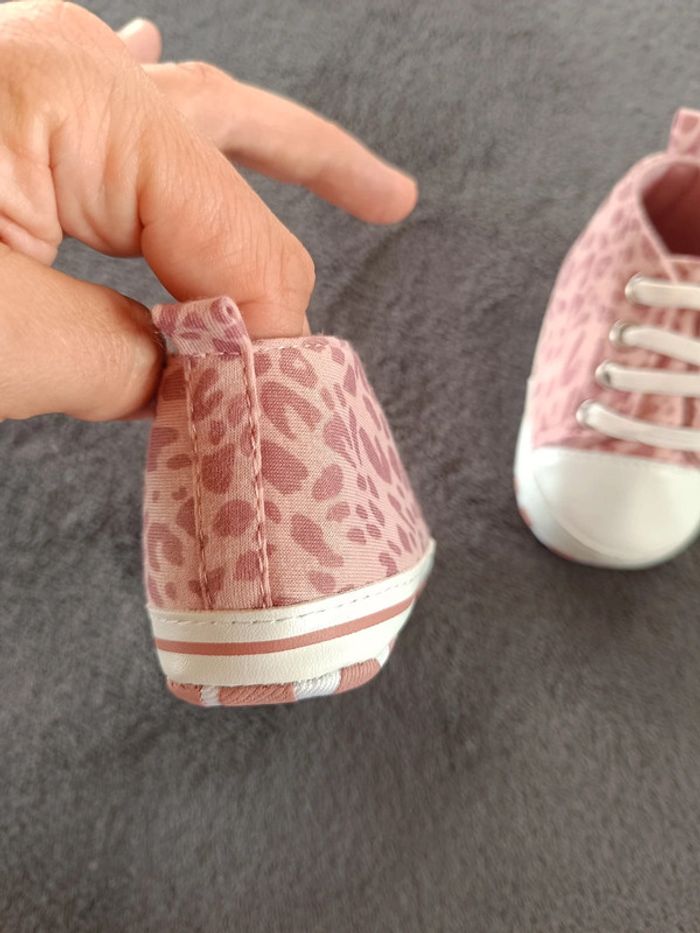 Chaussures style baskets bébé Fille motif léopard Pointure 18/19 - photo numéro 4