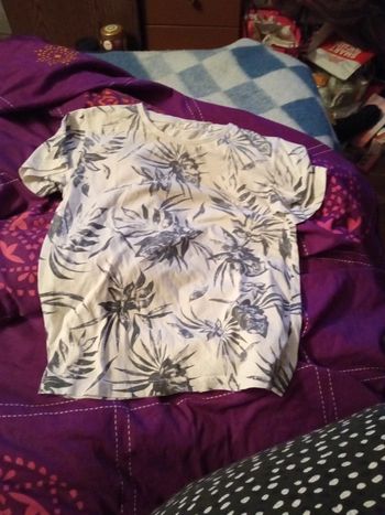 Tee-shirt blanc avec dessins fleurs