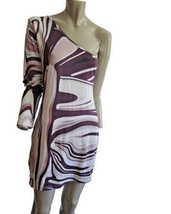 robe mini épaule dénudée pas de taille indiquée mais convient a une taille 36/38