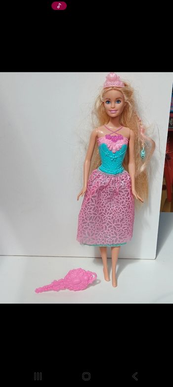 Poupée mattel barbie Endless Hair Kingdom Princesse dkb60 
Poupée et ensemble compris