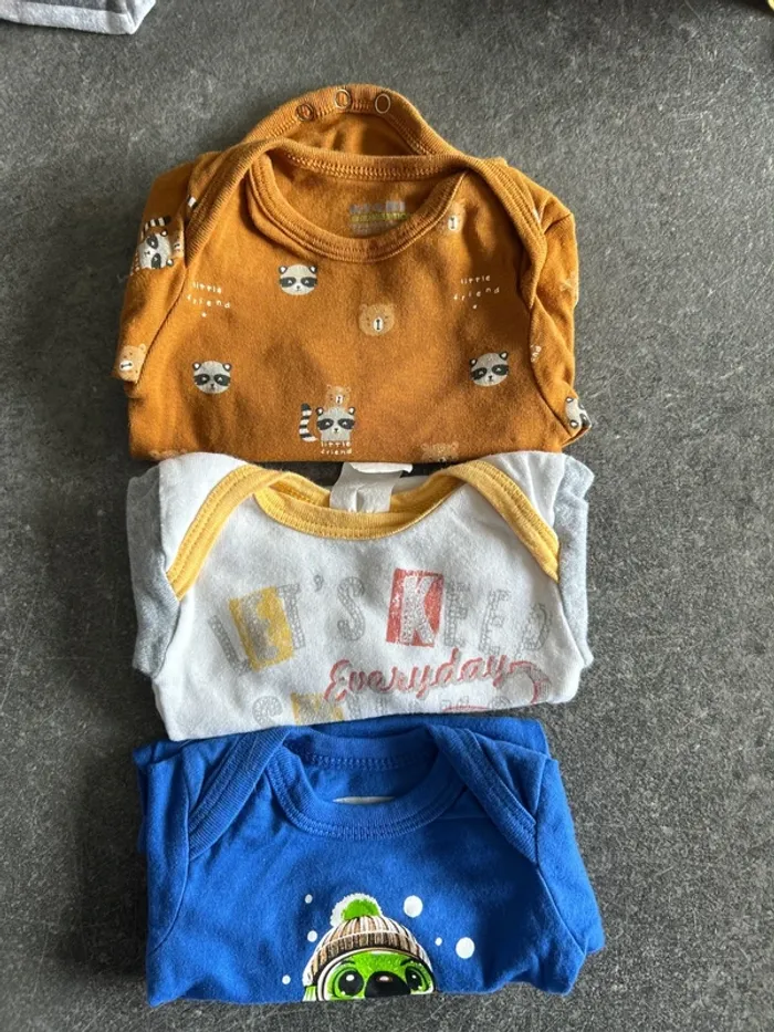 Lot de 3 bodys ML et MC