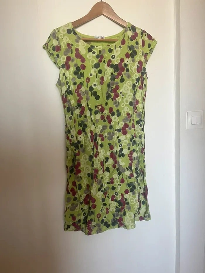 Robe verte à motifs