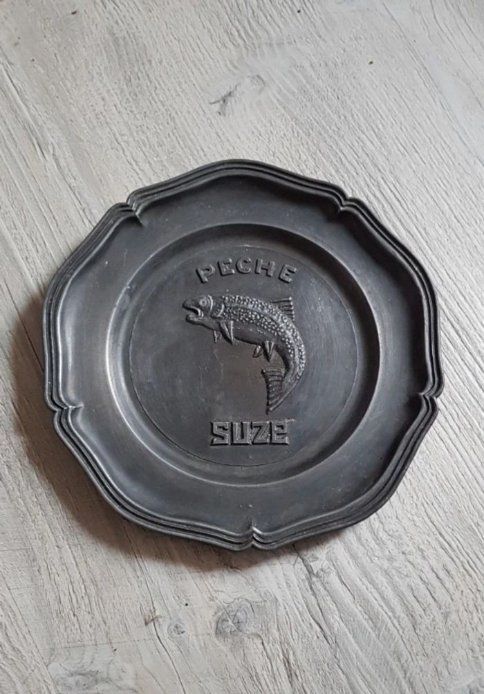 Assiette décorative publicitaire ancienne SUZE – Thème Pêche