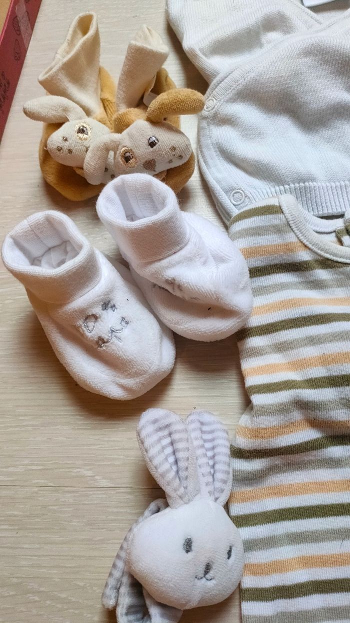 Lot vêtements un mois mixte - photo numéro 4