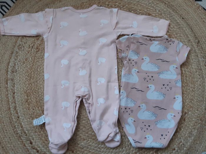 Lot pyjama et body cygnes 3/6 mois - photo numéro 9