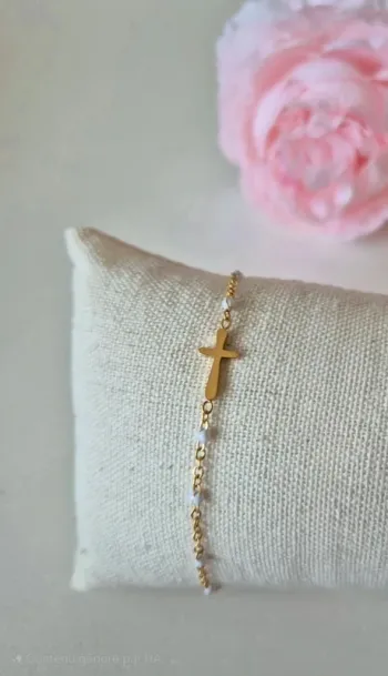 1 bracelet dorée or avec croix chrétienne style gigi perles blanches