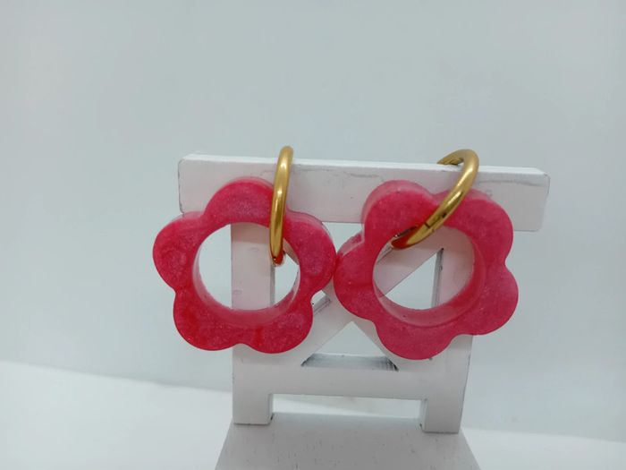 Boucles d'oreilles anneaux grandes fleurs rouges résine - photo numéro 2