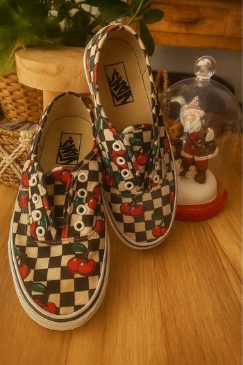 Vans à carreaux et motifs cerises